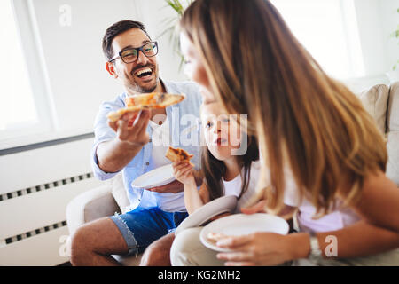 Happy Family Pizza zusammen Freigabe zu Hause Stockfoto