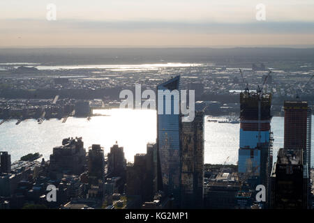 Panorama-Foto von der Skyline von Manhattan, Skyscrappers, Gebäuden, Fluss an sonnigen Tagen. Stockfoto