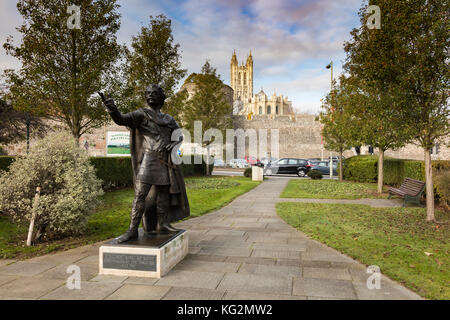 Ein Blick auf die Kathedrale von Canterbury in der niedrigen Morgen winter Licht von Lady's wooton Grün, eine Statue von ethelbert im Vordergrund, Kent, Großbritannien Stockfoto