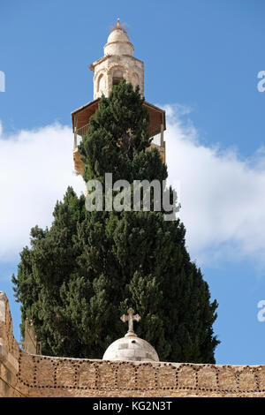 Blick auf das Minarett der Moschee von Omar ibn Khattab über das Dach der Kirche des griechisch-orthodoxen Klosters, bekannt als Gethsemane Metoxion, das sich an der Seite der Grabeskirche im christlichen Viertel der Altstadt von Ost-Jerusalem Israel befindet Stockfoto