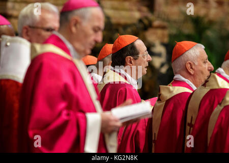 Vatikan. November 2017. Papst Franziskus feiert die heilige Messe in Wahlrecht für die Kardinäle und Bischöfe, die im Laufe dieses Jahres im Petersdom in Vatikanstadt am 03. November 2017 gestorben sind. Jedes Jahr, wenige Tage nach dem Tag der Allenseele, einem Fest der katholischen Kirche, das an die Toten erinnert, feiert Papst Franziskus eine Messe für die Seelen der in diesem Jahr verstorbenen Kardinäle und Bischöfe. Quelle: PACIFIC PRESS/Alamy Live News Stockfoto