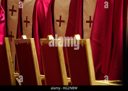 Vatikan. November 2017. Papst Franziskus feiert die heilige Messe in Wahlrecht für die Kardinäle und Bischöfe, die im Laufe dieses Jahres im Petersdom in Vatikanstadt am 03. November 2017 gestorben sind. Jedes Jahr, wenige Tage nach dem Tag der Allenseele, einem Fest der katholischen Kirche, das an die Toten erinnert, feiert Papst Franziskus eine Messe für die Seelen der in diesem Jahr verstorbenen Kardinäle und Bischöfe. Quelle: PACIFIC PRESS/Alamy Live News Stockfoto