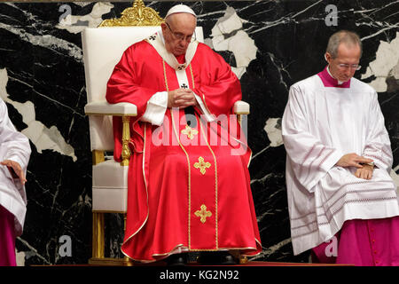 Vatikan. November 2017. Papst Franziskus feiert die heilige Messe in Wahlrecht für die Kardinäle und Bischöfe, die im Laufe dieses Jahres im Petersdom in Vatikanstadt am 03. November 2017 gestorben sind. Jedes Jahr, wenige Tage nach dem Tag der Allenseele, einem Fest der katholischen Kirche, das an die Toten erinnert, feiert Papst Franziskus eine Messe für die Seelen der in diesem Jahr verstorbenen Kardinäle und Bischöfe. Quelle: PACIFIC PRESS/Alamy Live News Stockfoto