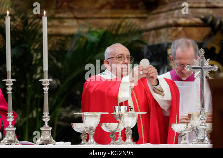 Vatikan. November 2017. Papst Franziskus feiert die heilige Messe in Wahlrecht für die Kardinäle und Bischöfe, die im Laufe dieses Jahres im Petersdom in Vatikanstadt am 03. November 2017 gestorben sind. Jedes Jahr, wenige Tage nach dem Tag der Allenseele, einem Fest der katholischen Kirche, das an die Toten erinnert, feiert Papst Franziskus eine Messe für die Seelen der in diesem Jahr verstorbenen Kardinäle und Bischöfe. Quelle: PACIFIC PRESS/Alamy Live News Stockfoto