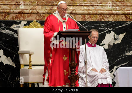 Vatikan. November 2017. Papst Franziskus feiert die heilige Messe in Wahlrecht für die Kardinäle und Bischöfe, die im Laufe dieses Jahres im Petersdom in Vatikanstadt am 03. November 2017 gestorben sind. Jedes Jahr, wenige Tage nach dem Tag der Allenseele, einem Fest der katholischen Kirche, das an die Toten erinnert, feiert Papst Franziskus eine Messe für die Seelen der in diesem Jahr verstorbenen Kardinäle und Bischöfe. Quelle: PACIFIC PRESS/Alamy Live News Stockfoto