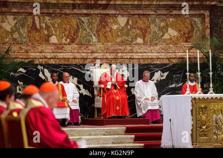 Vatikan. November 2017. Papst Franziskus feiert die heilige Messe in Wahlrecht für die Kardinäle und Bischöfe, die im Laufe dieses Jahres im Petersdom in Vatikanstadt am 03. November 2017 gestorben sind. Jedes Jahr, wenige Tage nach dem Tag der Allenseele, einem Fest der katholischen Kirche, das an die Toten erinnert, feiert Papst Franziskus eine Messe für die Seelen der in diesem Jahr verstorbenen Kardinäle und Bischöfe. Quelle: PACIFIC PRESS/Alamy Live News Stockfoto