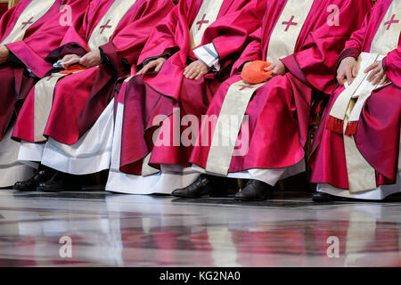 Vatikan. November 2017. Papst Franziskus feiert die heilige Messe in Wahlrecht für die Kardinäle und Bischöfe, die im Laufe dieses Jahres im Petersdom in Vatikanstadt am 03. November 2017 gestorben sind. Jedes Jahr, wenige Tage nach dem Tag der Allenseele, einem Fest der katholischen Kirche, das an die Toten erinnert, feiert Papst Franziskus eine Messe für die Seelen der in diesem Jahr verstorbenen Kardinäle und Bischöfe. Quelle: PACIFIC PRESS/Alamy Live News Stockfoto