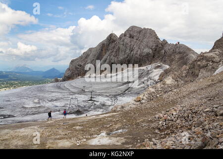 Menschen klettern via ferrata koppenkarstein in der Nähe von Dachstein Gletscher, österreichischen Alpen Stockfoto