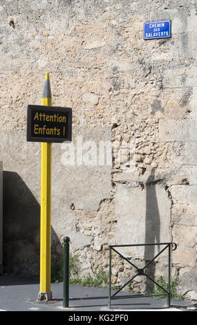 Anmelden watch für Kinder, Enfants, in Form von einem Bleistift, Agde, Hérault, Frankreich, Europa Stockfoto