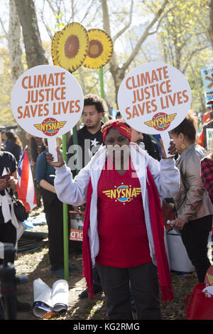 Auf der 5. Jahrestag des Hurrikans Sandy, ökologische und soziale Aktivisten Rallye in Brooklyn und über die Brooklyn Bridge nach Manhattan März die Nachricht an die Regierung zu senden, dass wir mit der Realität des Klimawandels sowohl ökologisch und im Hinblick auf die "Klima der Gerechtigkeit" beschäftigen. Leute der Farbe und der niedrigeren wirtschaftlichen Klassen sind in verheerender Weise in New York und auf der ganzen Welt bewirkt als die mehr gut zu tun. Stockfoto