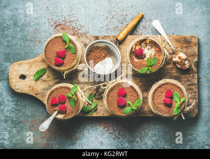 Hausgemachten Dessert Tiramisu in Gläsern auf Holzbrett Stockfoto