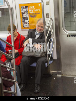 Man fährt nach der Arbeit in Midtown Manhattan mit der New York City U-Bahn auf der East Side. Stockfoto