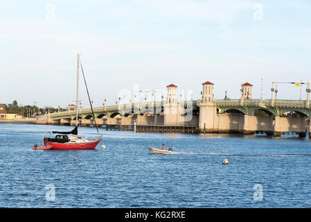 Yachtcharter segeln in Richtung Brücke der Löwen in St. Augustine, Florida. Stockfoto