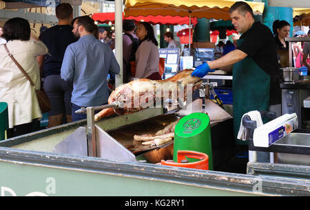 Nicht identifizierte Personen in einer Metzgerei in Borough Market in London. Stockfoto