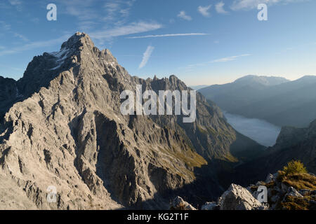 Blick vom Mt. Hirschwieskopf Richtung berühmten Mt. Watzmann von seiner Südseite, mit Watzmannkinder und Königssee unter dem Nebel, Ber Stockfoto