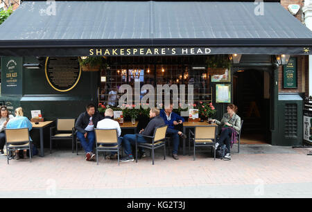 Der traditionelle englische Pub Shakespeare's Head Wetherspoon im Zentrum von London. Stockfoto