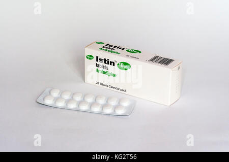 Eine Schachtel mit Amlodipin Tabletten zur Behandlung von Bluthochdruck und koronarer Herzkrankheit Stockfoto