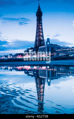 Blackpool Tower beleuchtet bei Nacht Stockfoto