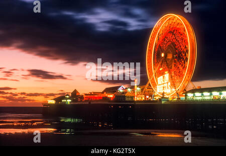 Riesenrad auf dem Central Pier in Blackpool bei Sonnenuntergang Stockfoto