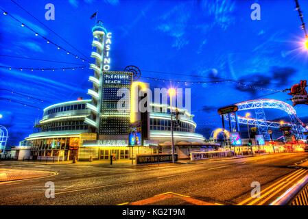 Stadt Blackpool, England. künstlerische Nacht Blick von Blackpool Pleasure Beach an der Kreuzung der Promenade und Balmoral Road. Dieses Foto ist Stockfoto