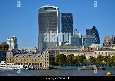 Financial District, London, UK. 20 Fenchurch Street, Leadenhall Building, Gherkin, Old Billingsgate Markt alle sichtbar. Stockfoto