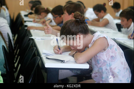 In einer Untersuchung der Kinder. Während eines Mathematiktests, organisiert von der Universität der Balearen und die Ballenpresse Gesellschaft für Mathematik in Mallorca, Stockfoto