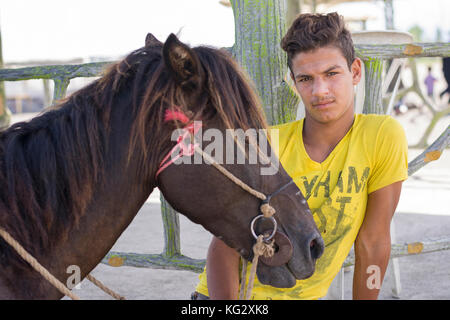 Astara - Iran - 22. September 2016 ein Porträt der jungen Teenager mit seinem Pferd am Kaspischen Meer, Gilan Provinz. Stockfoto