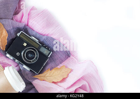 Vintage Kamera mit Kaffee, Blätter im Herbst und Schal auf weißem Hintergrund Stockfoto