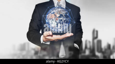 Geschäftsmann holding Globe mit Netzwerkverbindung auf Hand. International Business. Elemente dieses Bild sind von der Nasa eingerichtet Stockfoto