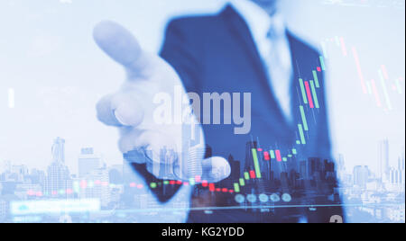 Double Exposure Geschäftsmann stretching Hand mit der Börse Grafik und Stadtbild Hintergrund Stockfoto
