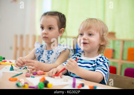 Kinder tun und Kunsthandwerk in Kindertagesstätte Stockfoto