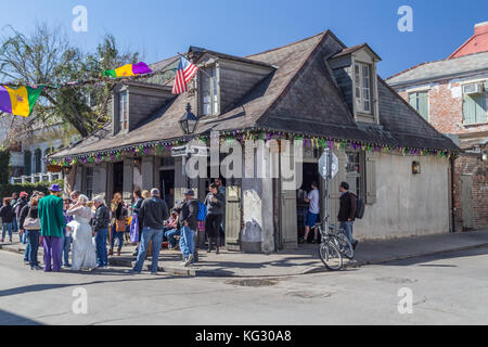 Menschen und die alten Häuser auf den Straßen des French Quarter für Mardi Gras in New Orleans, Louisiana Stockfoto