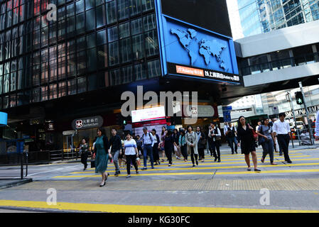 Pdestrians überquerung Des Voeux Road Central, Hong Kong. Stockfoto