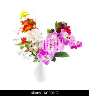 Künstliche Blumen in einer weißen Vase isolieren. Stockfoto