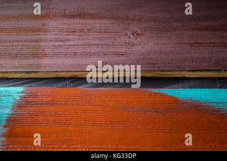 Blau Holzbretter frisch in Braun lackiert. Stockfoto