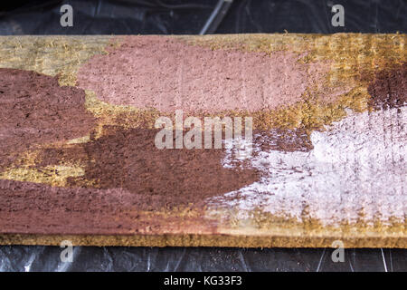 Ein Holzbrett mit Proben von verschiedenen Farben. Farbanpassung. Experimente. Stockfoto