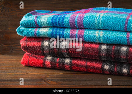 Winter Mode Bekleidung mit Schal Handschuhe und Decke mit Holz Hintergrund Stockfoto