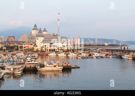 Blick auf den Hafen und die Landungsbrücken von Fisherman's Wharf aus Lover's Brücke in neue Stadt Taipei, Taiwan bei Sonnenuntergang Stockfoto