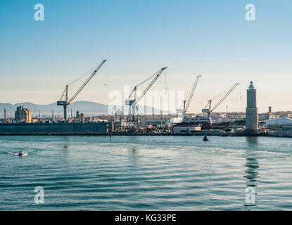 Krane und Werften im Hafen von Livorno (Leghorn). Toskana, Italien. Stockfoto