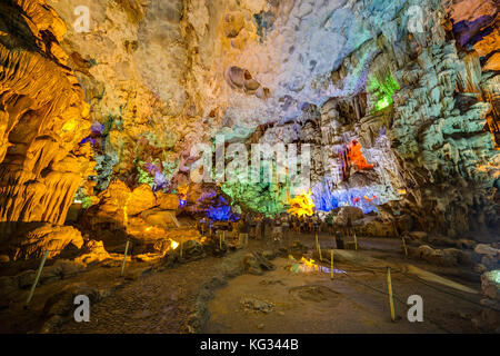 Bunte Beleuchtung in Dau Go Höhle in der Halong Bay, Vietnam Stockfoto