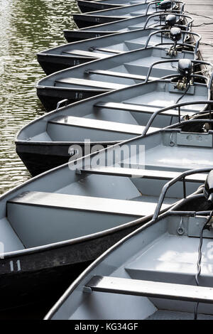 Schwarzer elektrischer Boote in der kleinen, malerischen Stadt von Giethoorn, Overijssel, Niederlande. Stockfoto