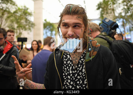 Marco Pierre White Jr hält sein neues iPhone X außerhalb des Apple Store in der Regent Street, London, als das neue Mobilteil in Großbritannien in den Verkauf ging. Stockfoto