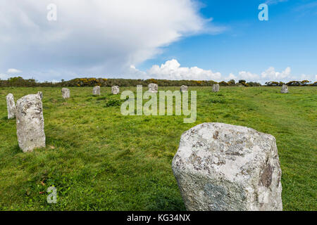 Merry Maidens Stone Circle auf eine Rasenfläche mit großen Wolken in Cornwall, England. Stockfoto