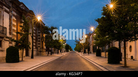 Avenue de Champagne mit mehreren Champagne Häusern entlang der Straße bei Nacht- und Autofahren mit roten Lichter in Epernay, Frankreich. Stockfoto