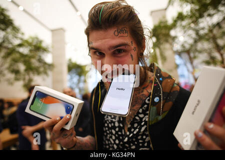 Marco Pierre White Jr hält sein neues iPhone X außerhalb des Apple Store in der Regent Street, London, als das neue Mobilteil in Großbritannien in den Verkauf ging. Stockfoto