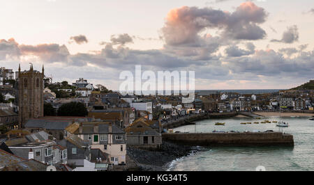 St. Ives, England - 29. April 2017: Hafen, die Stadt und die Kirche mit Strand von Saint Ives in Cornwall, England. Stockfoto