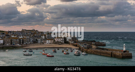 St. Ives, England - 29. April 2017: Abend im Hafen, die Stadt und die Kirche mit Strand von Saint Ives in Cornwall, England. Stockfoto