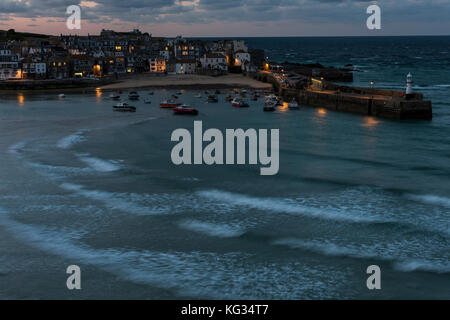 St. Ives, England - 29. April 2017: Nacht im Hafen, die Stadt und die Kirche mit Strand von Saint Ives in Cornwall, England. Stockfoto