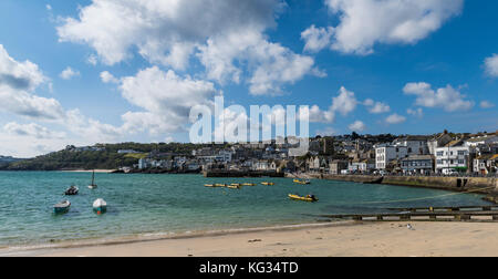 St. Ives, England - 29. April 2017: Hafen und Strand von Saint Ives in Cornwall, England. Stockfoto