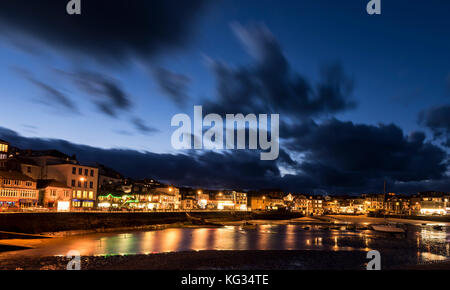 St. Ives, England - 29. April 2017: Nacht im Hafen, die Stadt und der Strand von Saint Ives in Cornwall, England. Stockfoto